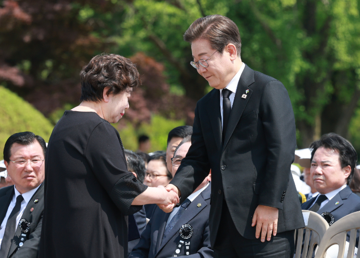 이재명 대통령이 6일 서울 동작구 국립서울현충원에서 열린 70회 현충일 추념식에서 6·25 전쟁 전사자 고(故) 송영환 일병의 딸 송재숙 씨가 편지 낭독 뒤 자리로 돌아오자 위로하고 있다. 연합뉴스